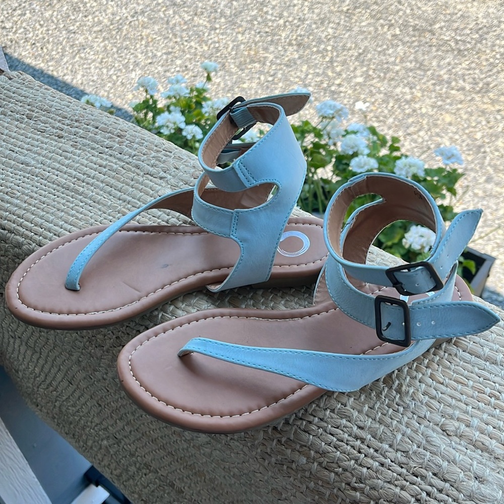 Beautiful sandals. Brand new!! Wore once!
